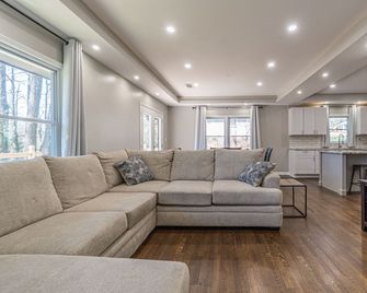 4 Kings! Only 1.5 miles to downtown Roswell - Roswell - Living room
