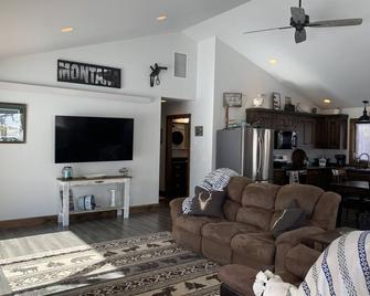Newly built Sage Cabin -4 miles from YNP & Hot Springs in 13 acre horse ranch. - Gardiner - Living room