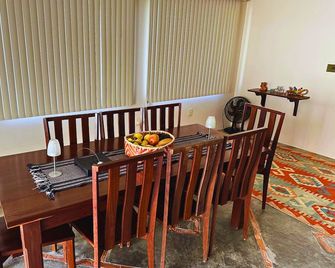 Casa ampla com jardim e 3 suítes em Novo Airão - Novo Airão - Sala de jantar