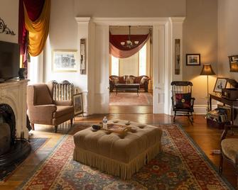 Experience the \'Lincoln Home\' --#1 Historic Mansion Old Town; & Luxury Bathrooms - Petersburg - Wohnzimmer