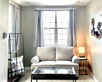 Bay Window -incredible river views- Old Town- new deck! Lots of stairs. - Florence - Huiskamer