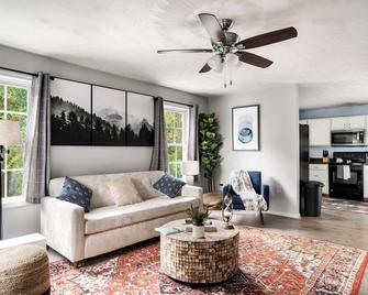 Modern Cottage Hot Tub River Access Fire Pit - Luray - Living room