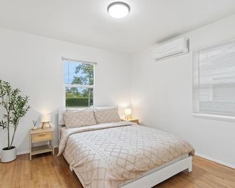 Cozy Villa - 15 minutes from DTLA, Pasadena and much more! - Alhambra - Slaapkamer