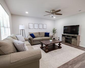 Trailside Townhouse - Close to Downtown & Bike Trails - Bentonville - Living room