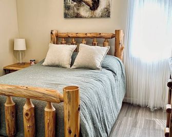 Harbor Hideway is a cozy, romantic gem minutes away from Jamestown Marina! - Jamestown - Bedroom