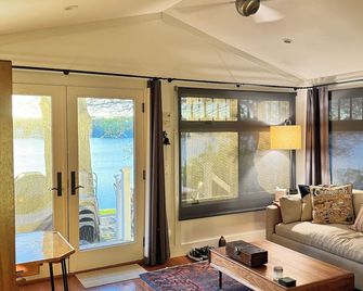 Cozy, Relaxing, Romantic, Fun All Sports Lake Cottage in Southwest Michigan - Sturgis - Huiskamer