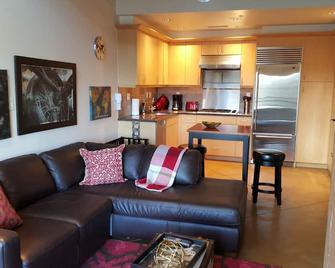 Cool Downtown Orenco Loft - Hillsboro - Living room