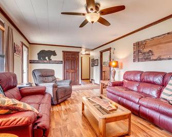 Hayward Home with Private Deck, Fire Pit and Kayak! - Hayward - Wohnzimmer