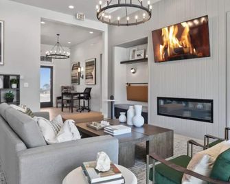 Landing Stunning 2bd Clubhouse Gym - Madison - Living room