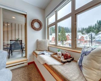 Creekside Slopeside 1BR with pool, hot tub, BBQ - Whistler - Soggiorno