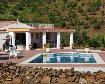House in a quiet location with fantastic mountain panorama and large pool - Sedella - Piscina