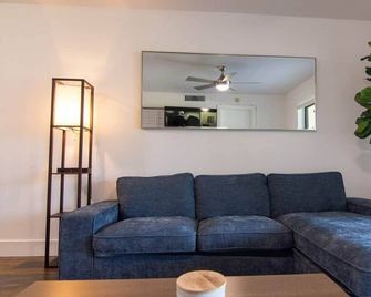 Relaxing 2 bed condo in golf community - Iona - Sala de estar