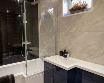 Hilltop Apartment - Salisbury - Bathroom