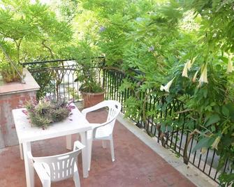 Apartment An on the first floor in a villa with garden, parking and Wi-Fi - Ercolano - Balcone