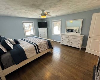 Beautiful Spacious Home Central Connecticut - New Britain - Bedroom
