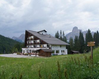 Hotel Planac - Corvara in Badia - בניין