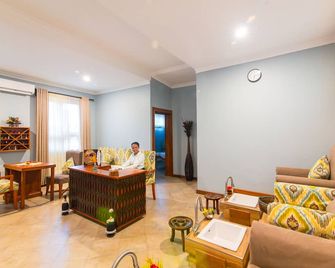 Airport Planet Lodge at Kilimanjaro Airport - Arusha - Living room