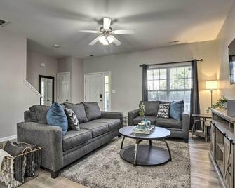 Pet-Friendly Family Townhome with Private Patio - Raleigh - Living room