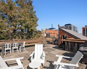 Luxury Historic Home Next to US Bank Stadium. Private Courtyard + Rooftop. - Medicine Lake - Balcon