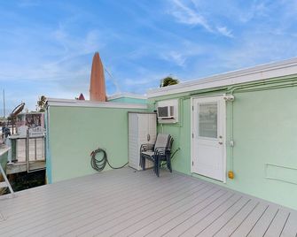 Newly remodeled, bayfront studio with dock, views & open water access - Duck Key - Balcony