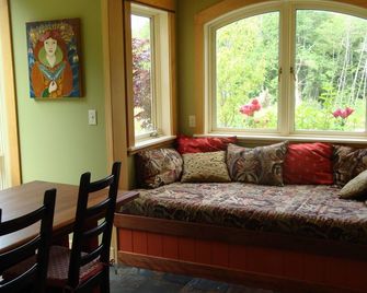 A Charming And Artistic Cottage Set In a Beautiful Garden - Friday Harbor - Living room