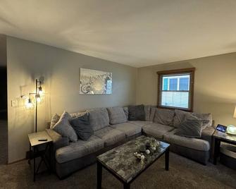 House for EAA Week 2 minutes from Airport! - 奧什科什 - 客廳