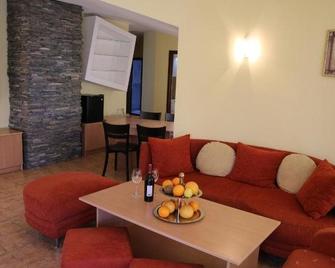 Family Hotel Papi - Разлог - Вітальня