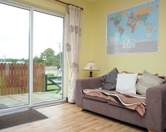 Spacious 5-bedroom bungalow in awesome Killarney with WiFi - Killarney - Living room