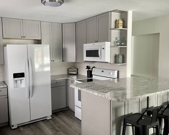 Spacious 4-BR House, Lake and Park across the street! - Spirit Lake - Cocina