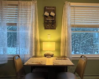 Two Bedroom Guesthouse near many attractions pet friendly with private deck - Gardner - Dining room