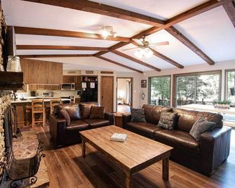 Riverfront Retreat with Fire Pit Fish and Hike! - Heber Springs - Living room