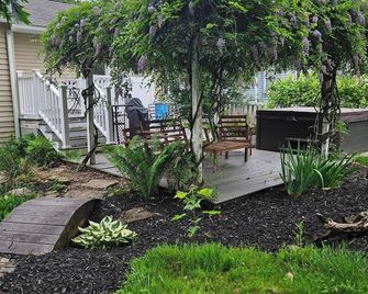 Seneca Heights Oasis with Hot Tub - Olean - Patio