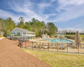 Fire Pit and Pool Access Quiet Holly Springs Home - Holly Springs - Pool