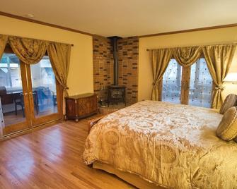 Regal Victorian Home in Downtown Calistoga - Calistoga - Bedroom