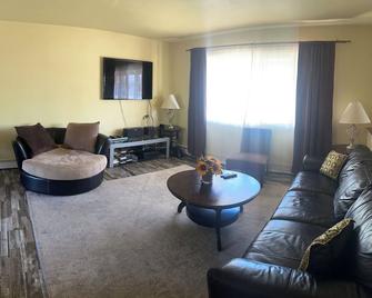Home away from home near Airport with deck - Anchorage - Sala de estar
