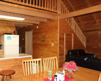Surprise 2 Bedroom Cabin sleeps up to 8! - Hico - Comedor