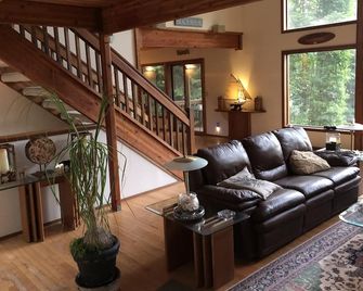 Waterfront Lindal Cedar Home 'The Getaway' - Shelton - Living room