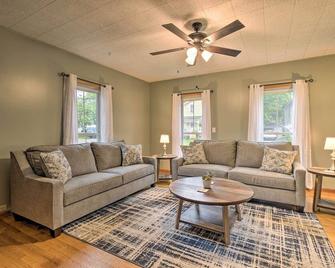 Penn Yan Escape with Yard, 1 Mi to Keuka Lake! - Penn Yan - Huiskamer