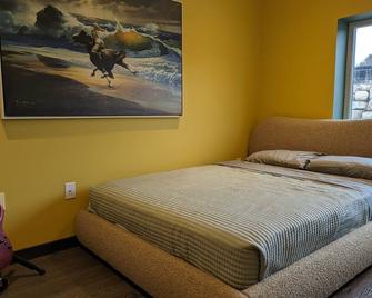 Modern luxury ski/golf paradise! 36 hole adjacent, 5 miles to skiing, 21ft spa! - Malone - Bedroom