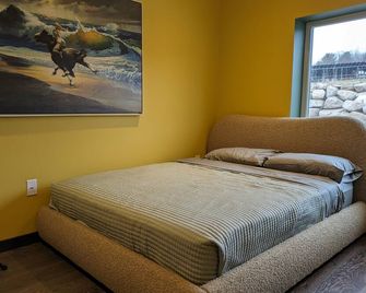 Modern luxury ski/golf paradise! 36 hole adjacent, 5 miles to skiing, 21ft spa! - Malone - Slaapkamer