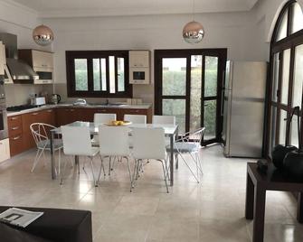 Luxury 4 Bedroom, 3 Bathroom Mediterranean Villa in Lapta minutes from the Sea - Lápithos - Eetruimte