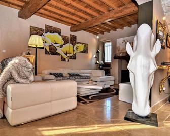 6 bedroom beautiful home in Vallabregues - Vallabrègues - Sala de estar