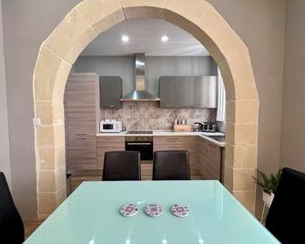 Cosy 2-bedroom apartment with AC, WiFi in lovely Marsalforn, excellent location - Marsalforn - Cuisine