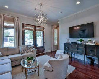 Bama Getaway - Tuscaloosa - Living room