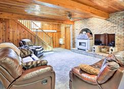 Custer Retreat with Pool Access, Walk to Downtown! - Custer - Wohnzimmer