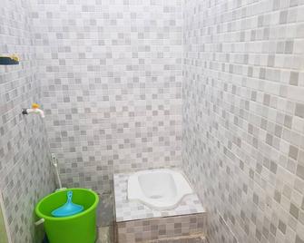 Penginapan Sejolie Sibayak - Berastagi - Bathroom