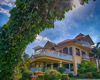 The Q Hotel - טאגיטאי - בניין