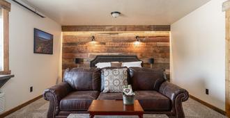 The Adventure Inn Yellowstone - West Yellowstone - Living room