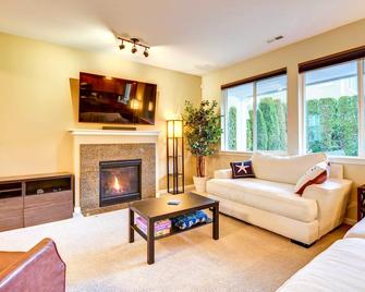 Spacious Kent Home Near SeaTac Airport with Patio - Kent - Living room