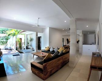 Kokomo Resort - Pemenang - Living room